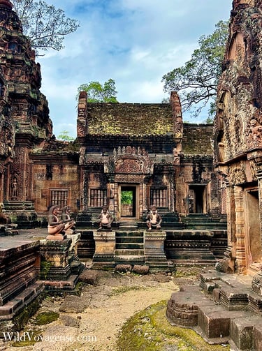 Intérieur du temple rose Banteay Srei, Cambodge