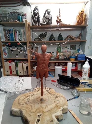 Armature métallique de Karya recouverte partiellement d'argile