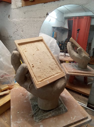 Sculpture en bois en cours du téléphone pour réaliser l'œuvre Narcisse de l'artiste sculpteure Lode