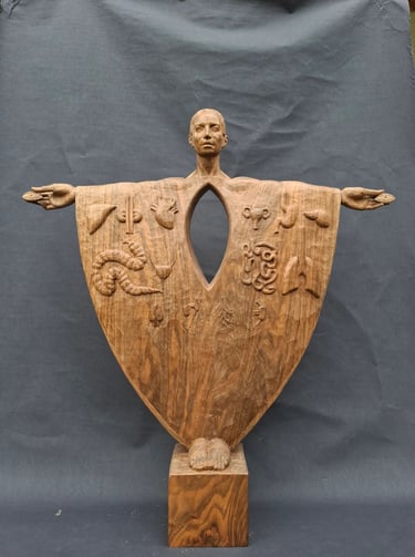 Human Nature, Holzskulptur einer Person mit ausgestreckten Armen. Reliefdarstellungen innerer Organe