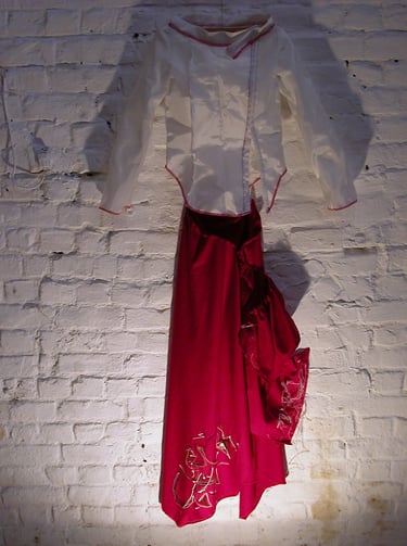 Sculpture vestimentaire veste plastique bâche blanche et jupe coton rouge peinte