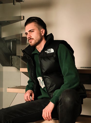 un homme assis sur une marche dans les escaliers