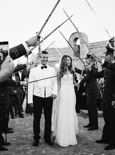 Il rito delle spade durante la celebrazione del matrimonio di un militare