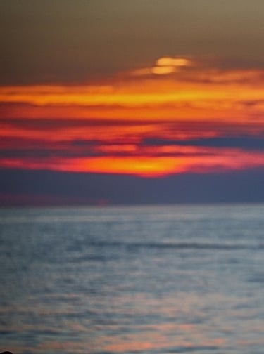 article-romantic-couple-watching-sunset-zadar