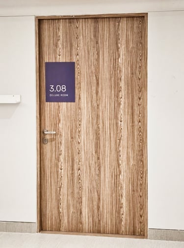 Pintu Solid Wood Panel lapisan pvc sheet sebagai pintu utama rumah tinggal