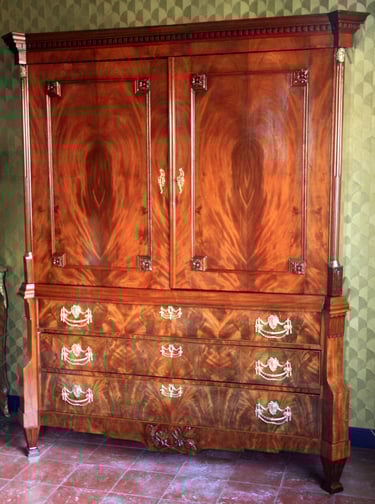 Restauratie van authentieke voorraadkast in Mahonie fineer.