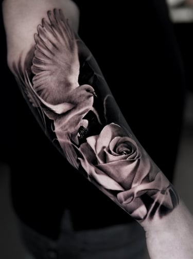 Tatuagem em realismo preto e branco com contraste suave e detalhes finos