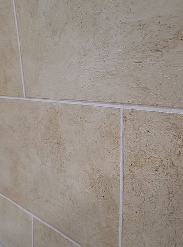 Trompe-l'oeil peint: faux parement en pierre de Paris