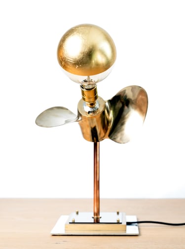 Lampe dorée en hélice de bâteau recyclée