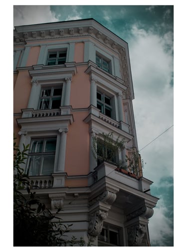 Gebäude in Wien mit historischen Ornamenten vor einem Himmel