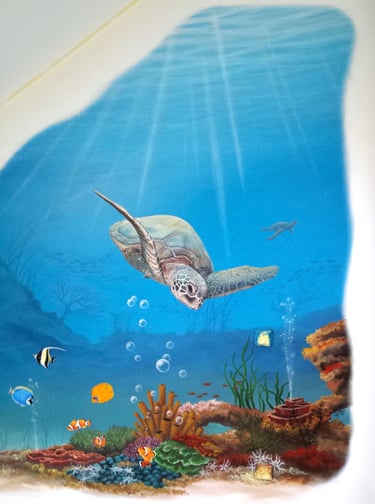 Une fresque murale peinte représentant une tortue dans un univers sous-marin lumineux et coloré