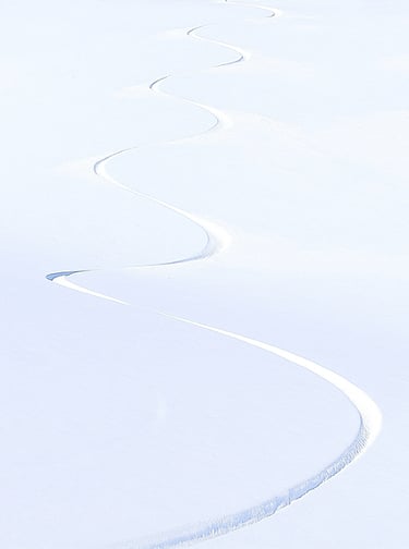 Prima traccia in neve fresca sulle montagne olimpiche del Sestriere, nel comprensorio internazionale della Vialattea