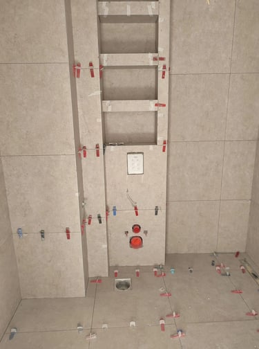 Gipsana konstrukcija po narudžbini za konzolnu WC šolju s policama