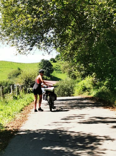 femme à vélo bikepacking sud france