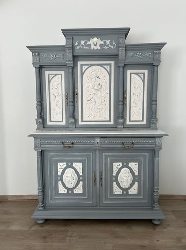 Meuble entièrememnt poncé et repeint avec mise en valeur des moulures