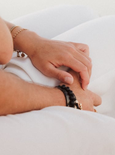 Gros plan sur les mains d'un couple qui se frôlent avec tendresse. Détail organique d'une séance