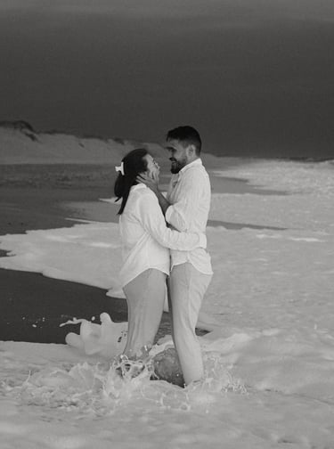 Photographie noir et blanc d'un couple qui s'enlace les pieds dans l'eau plage de Sauveterre en Vendée par Romain DANIEL