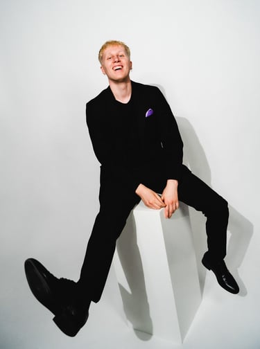 Valokuva hymyilevästä taikurista