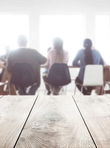 table de réunion avec des personnes en discussion