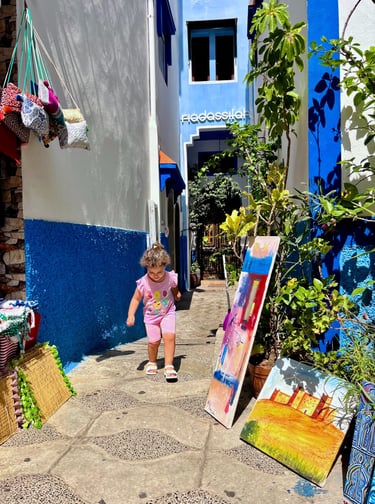 bimba che corre tra i vicoletti, reportage