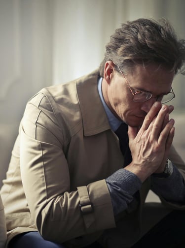 homme soucieux, tendu mentalement, anxieux