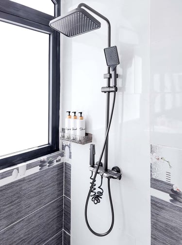 Современный душ с чистой плиткой и аккуратной полкой для косметики