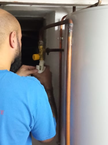 plombier marseillais qui dépanne un chauffe-eau