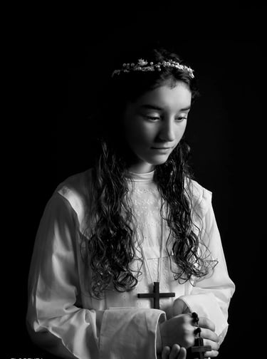 portrait-communion-studio-communiante-avec-bougie-pense-sur-fond-noir-florent-studio-photographe-fanie-boulogne-sur-mer-lille