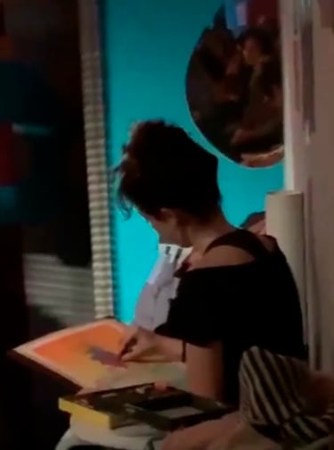 Foto de IDHG pintando en directo en el recital de Clara Carusa en el Aleatorio.