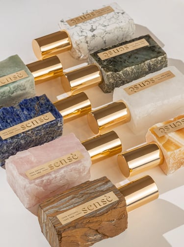 natūralūs, švelniai medieniški, prieskoniški, citrusiški