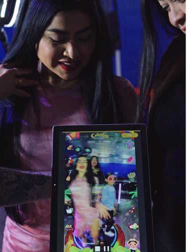 Plataforma 360 con vista previa en tablet y descarga instantánea por QR