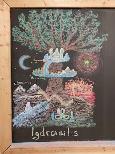 Piešinys ant lentos Klaipėdos Valdorfo mokykloje