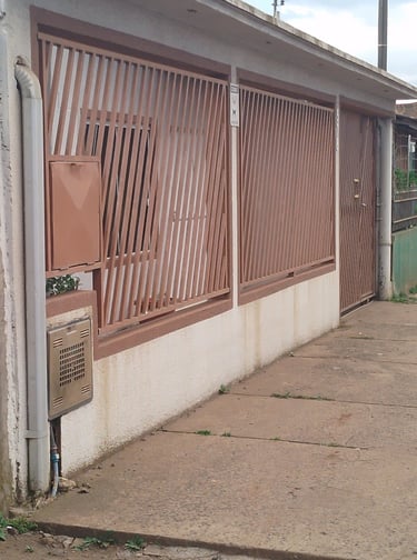 Combinação de muro com cerca, unindo privacidade e segurança residencial