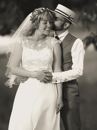 Braut und Bräutigam umarmen sich liebevoll bei ihrer Hochzeit am Möhnesee