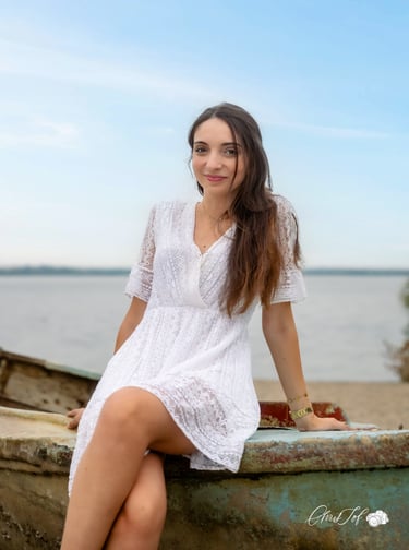portrait d'une belle fille assise sur une barque au bord de mer , Canet 66 , lumière naturelle 