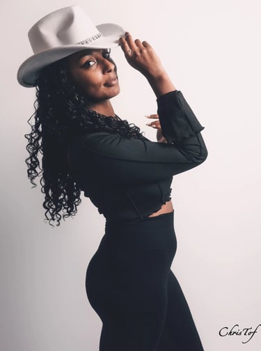 Portrait de profil d'une femme aux cheveux bouclés portant un chapeau de cowboy à Perpignan 66  
