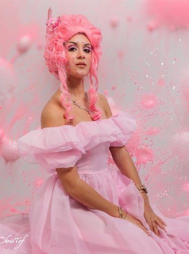Portrait d'une femme portant une perruque rose et une robe de bal pastel en studio à perpignan 66