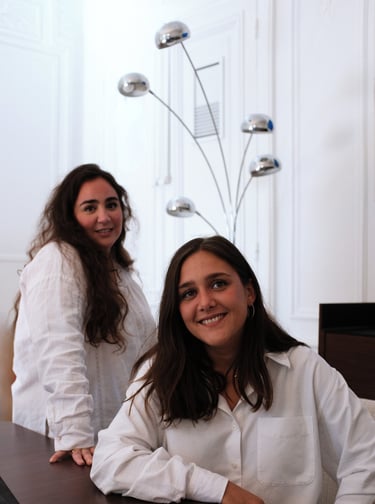 Maître Caroline Willm et Maître Julie Younes à leur cabinet