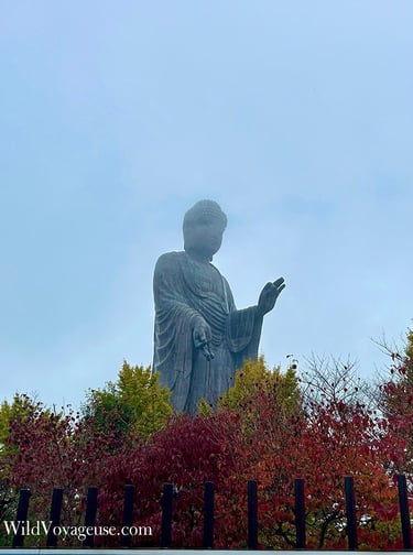 Statue d’Ushiku Daibutsu la tête dans les nuages