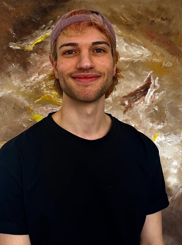 Porträt von Konstantin. Blonde Haare, umgekehrte pinke Cap, 3-Tage Bart, Schwarzes Tshirt.. Hintergrund: Abstraktes Acryl bil