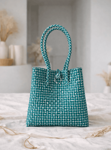 Tas anyaman plastik jali jali warna lurik hijau handmade dari plastik daur ulang, kuat dan elegan