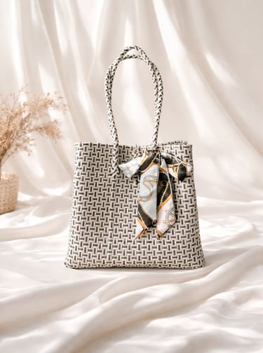 Tas anyaman plastik jali jali warna putih hitam handmade dengan aksen scarf, tas anyaman premium wanita