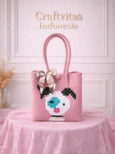 Tas anyaman karakter anjing warna pink handmade dari plastik daur ulang
