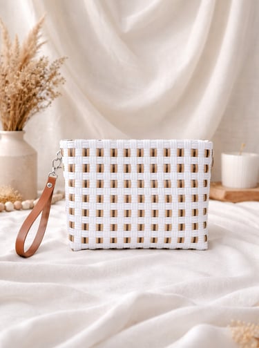 Tas anyaman plastik handmade warna putih dengan aksen coklat natural cocok untuk souvenir