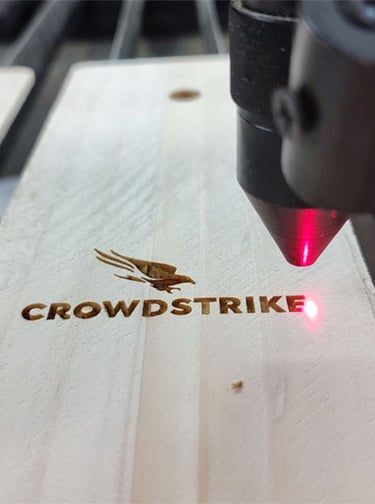 Grabado láser personalizado en madera con detalles finos