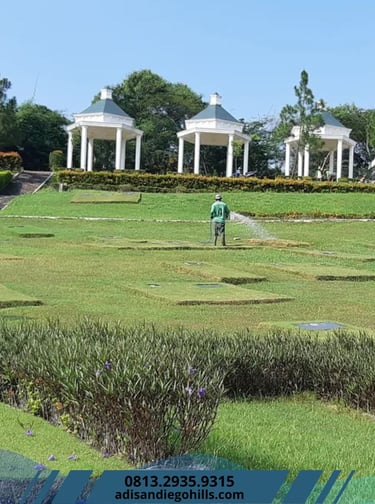 Perawatan taman makam San Diego Hills dengan rumput hijau terawat rapi, menunjukkan layanan premium