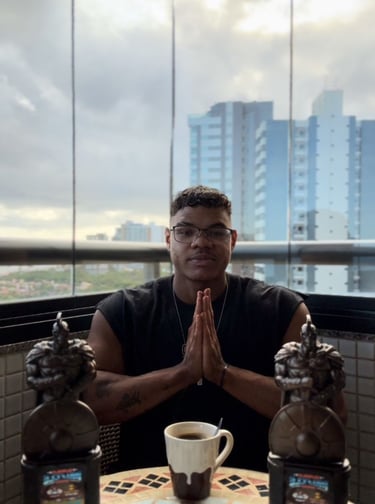 homem feliz com dois troféus