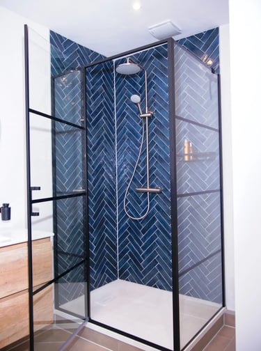 Douche betegeld in blauw visgraat motief