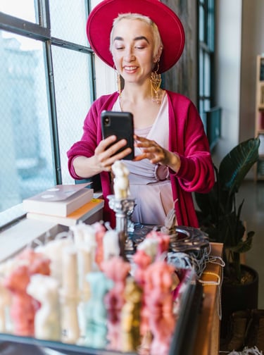 Moteris Fotografuoja Skulptūrėlę Patalpinti Interneto Svetainėje E-commerce