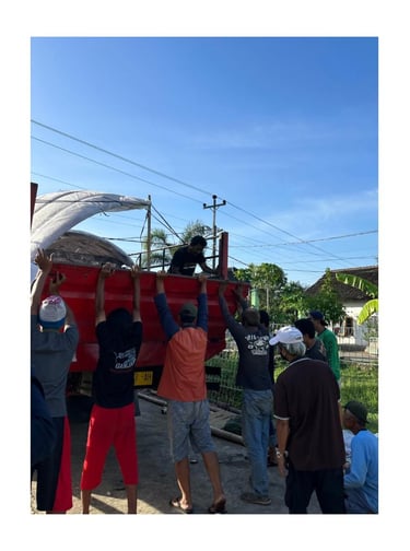 Pengrajin mengangkat patung tembaga